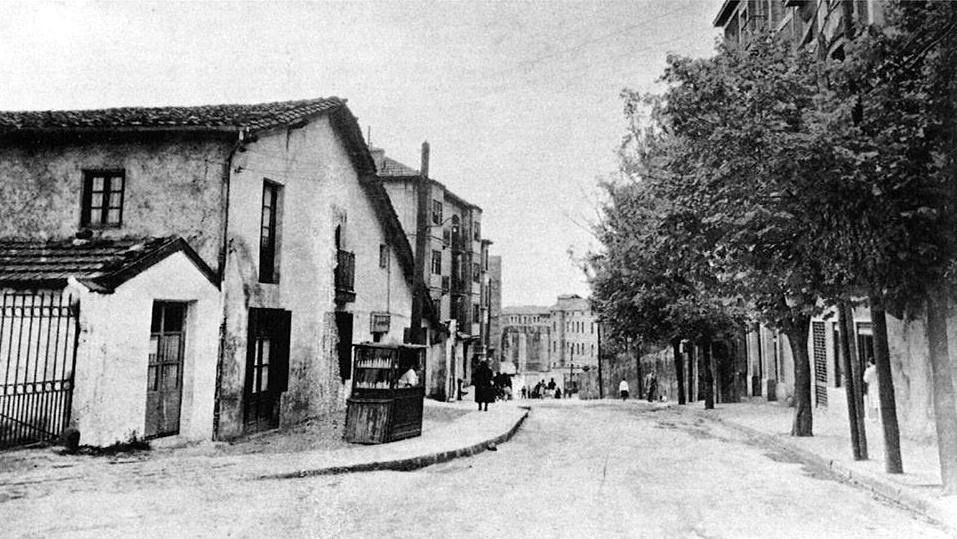 Calle Zabalbide-Actualmente sobre el Nº27 o 50 (Desfase entre pares e impares) (Al fondo Carcel de Larrinaga actual Grupo Garamendi)