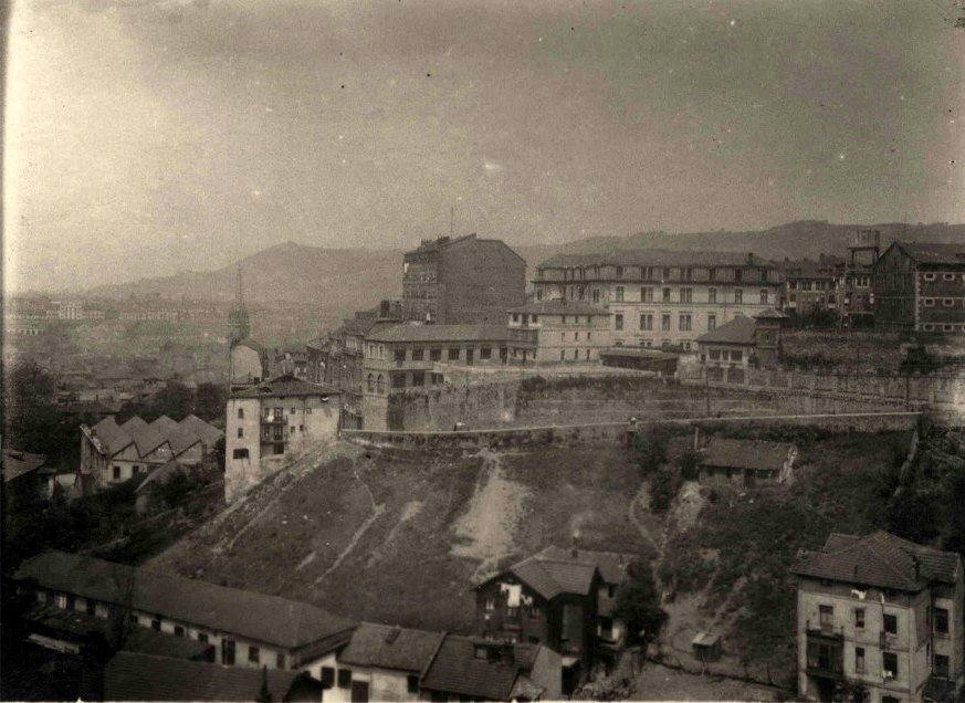 Calle Zabalbide (arriba)-Atxuri (Abajo)