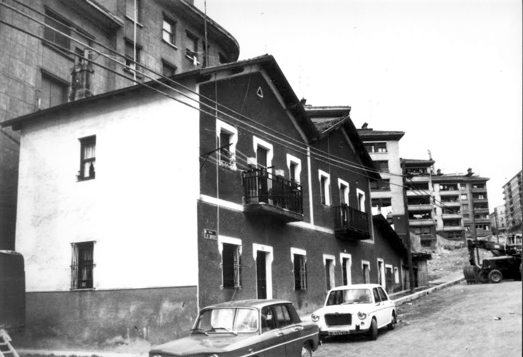 Casa junto a la Tabacalera (Grupo Parroco Unceta)