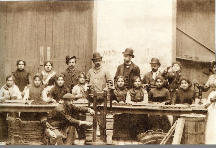 Cigarreras de Santutxu el Sr. Heraclio Farias (en el centro). 1889 (Fundación Altadis)