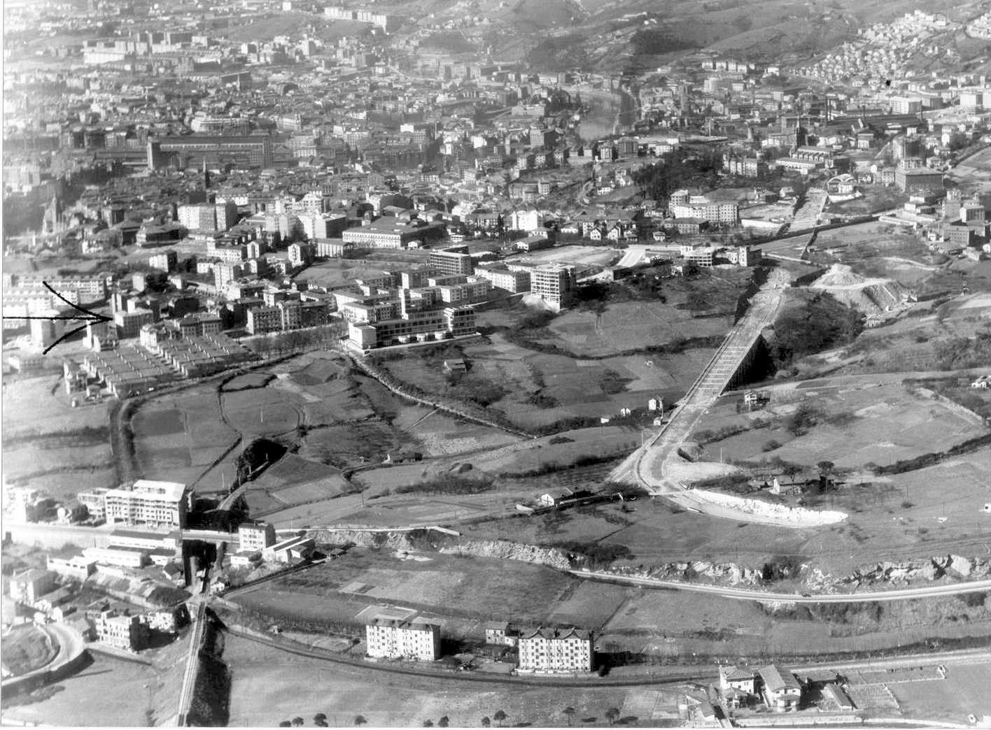 CONSTR. CARRETERA GENERAL Y CAMPA BASARRATE A LA IZDA1958.