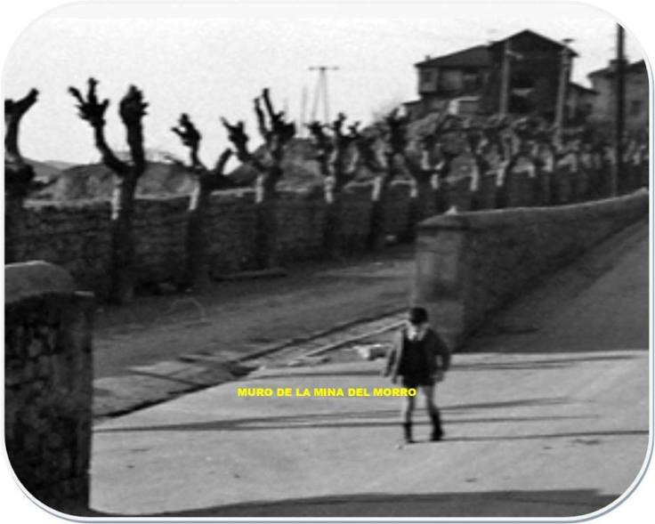 el muro de la zona deMina del Morro...fijaros que los arboles estan al lado de el...en la actualidad estan en medio de las dos calzadas....que recuerdos