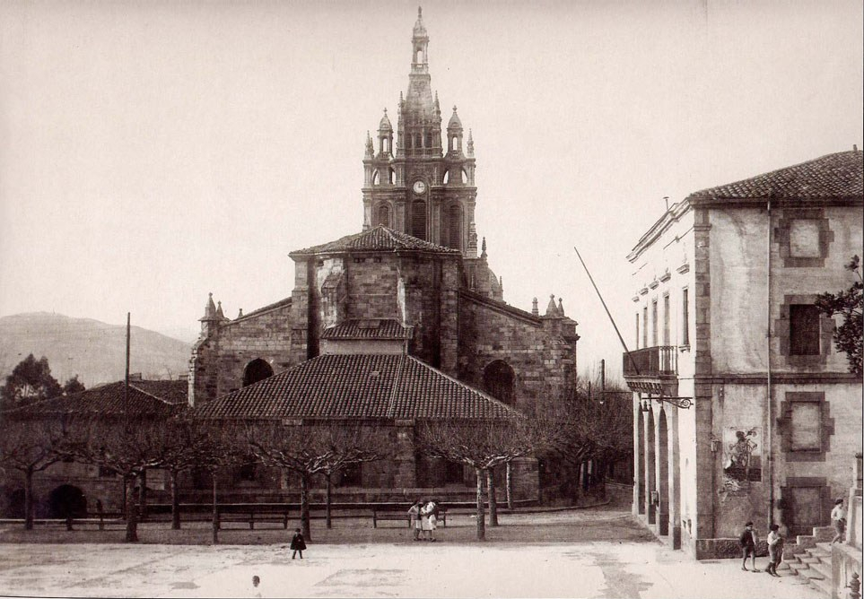 En esta vemos su situación junto a la sacristia antigua. No se ha elevado el segundo pìso