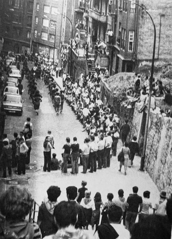 1978. Bajada de comparsas al Arenal.