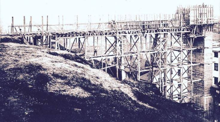 Ascensor diseñado por Emiliano Amann que comunica el Casco Viejo con Solokoetxe, ubicado en el calle Iturribide, 10.