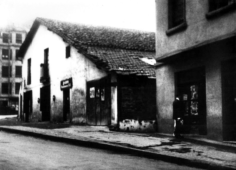 Calle Zabalbide nº 50. Al fondo Bar Remi)