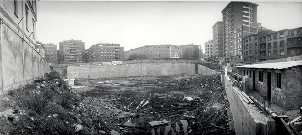 Calle Zabalbide. Parte del solar que ocupaba la cárcel de Larrinaga y que actualmente ocupa el grupo Garamendi, al fondo el Colegio Ángeles Custodios.
