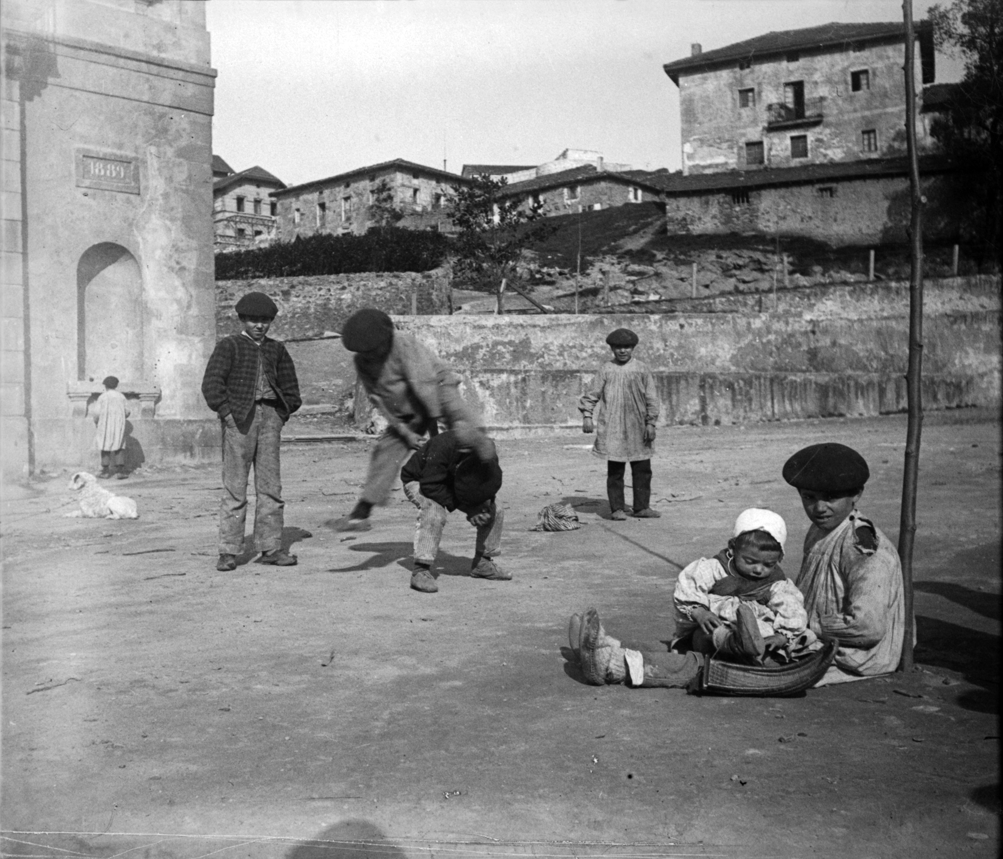 PLAZA DE BEGOÑA NIÑOS JUGANDO HACIA 1900