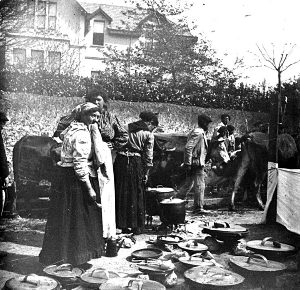 Principios siglo XX. Pucheros en la feria de Begoña. Imagen Eulalia Abaitus en el fondo Néstor Basualdo del archivo de la Fundación Sancho.