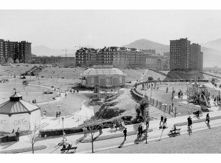 Txurdinaga y Parque Europa. Fot. Garikoitz Estornés Zubizarreta, 1992. Fuente Auñamendi.
