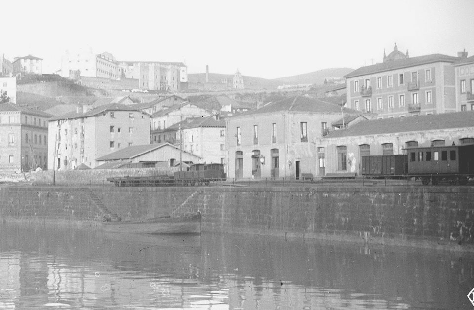 Vista de la primitiva estación de Atxuri, hacia 1885. Fotografía de Telesforo Errazquín. Archivo Museo Vasco de Bilbao