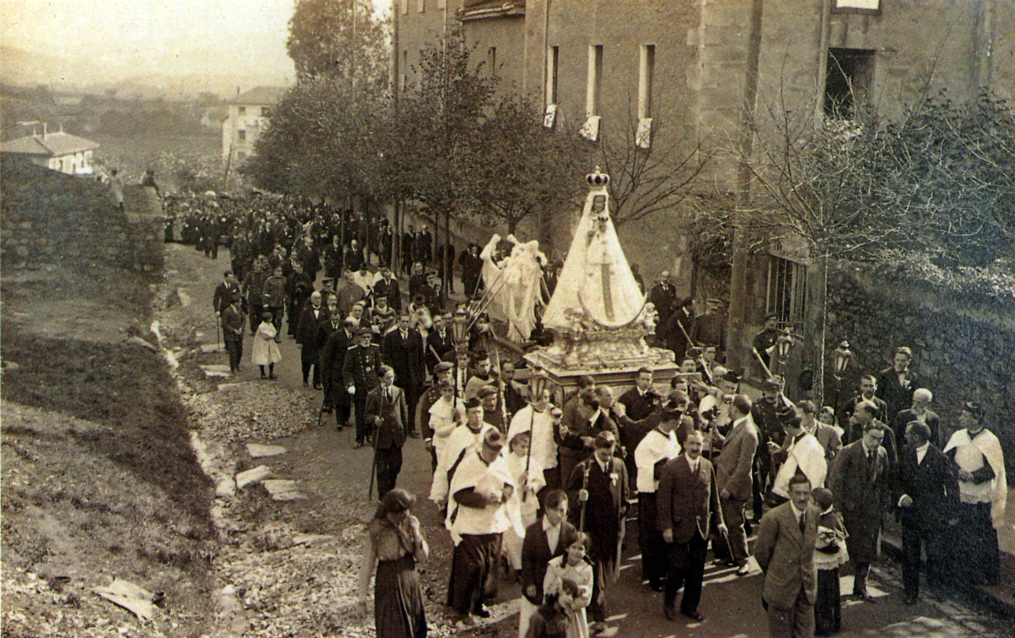 ZABALBIDE PROCESION JUNTO A SANTA MONICA 1906