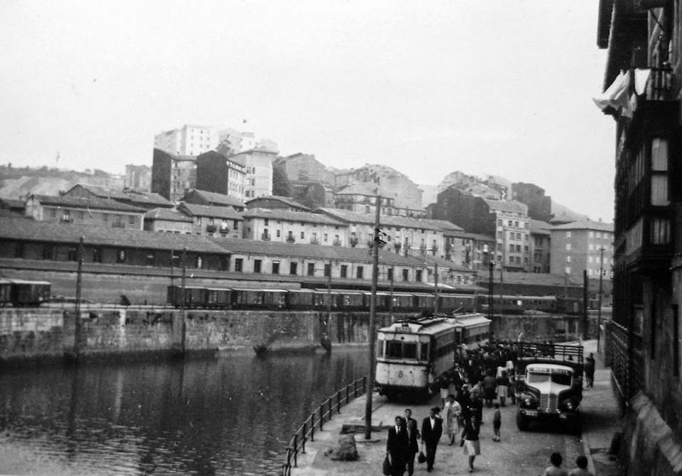 1960 Frente a frente, el tranvía y el ferrocarril compitieron con dureza en sus primeros años. Archivo EuskoTren Museo Vasco del Ferrocarril
