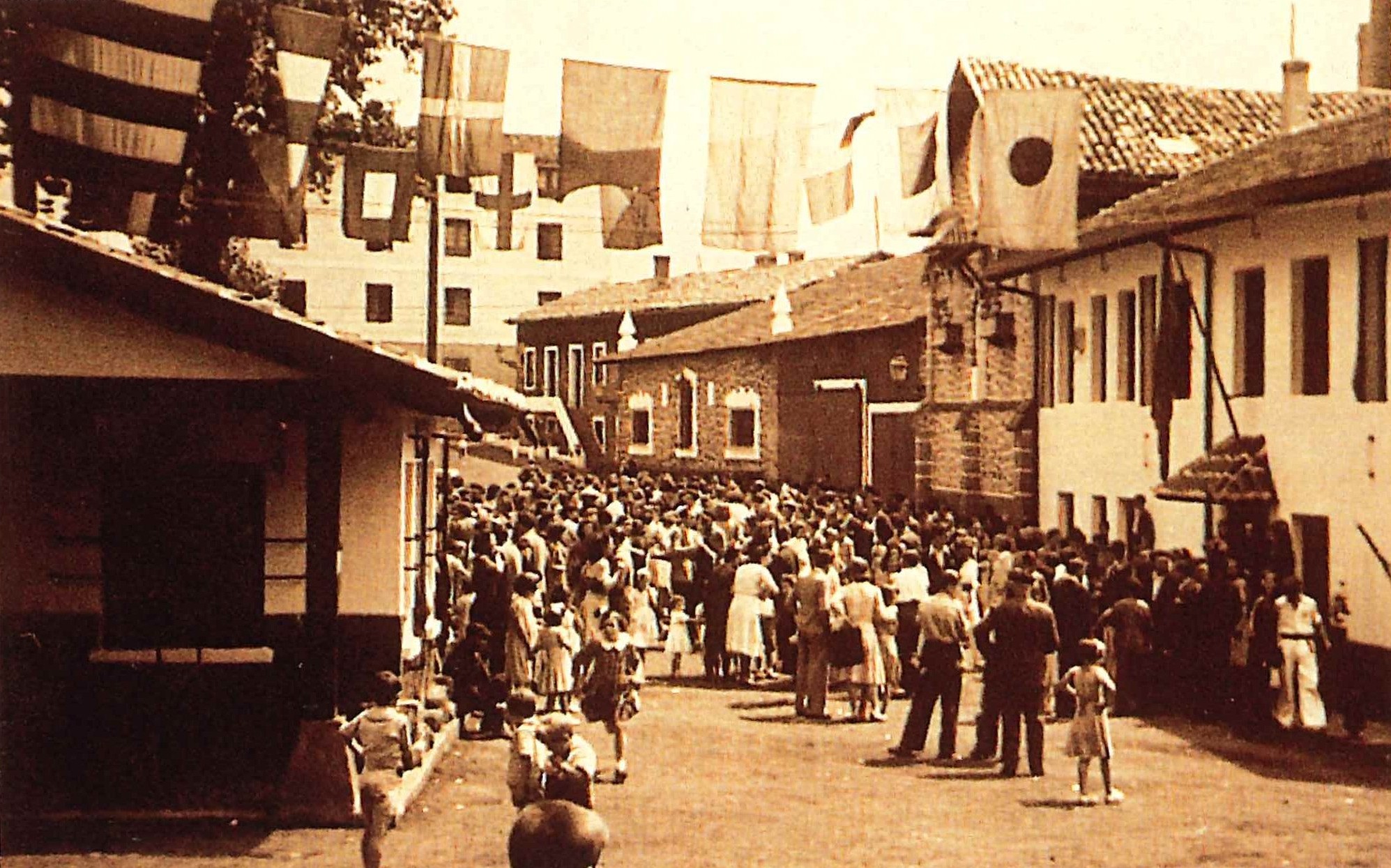 A la izquierda el comedr y enfrente , oficinas, capilla y almacenes, seguida por otra vivienda de empleados. Las ventanas del fondo pertenecen a la casa de los Zabalburu