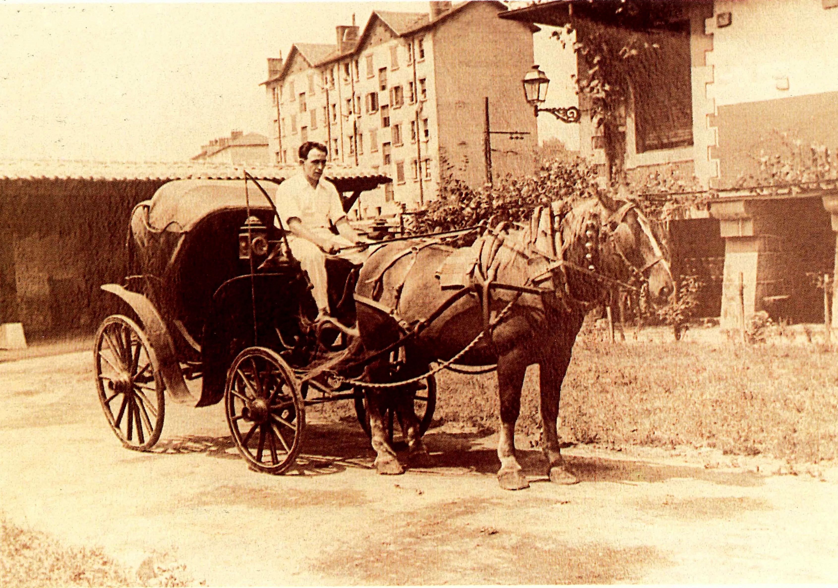 Calesa de transporte en la fábrica