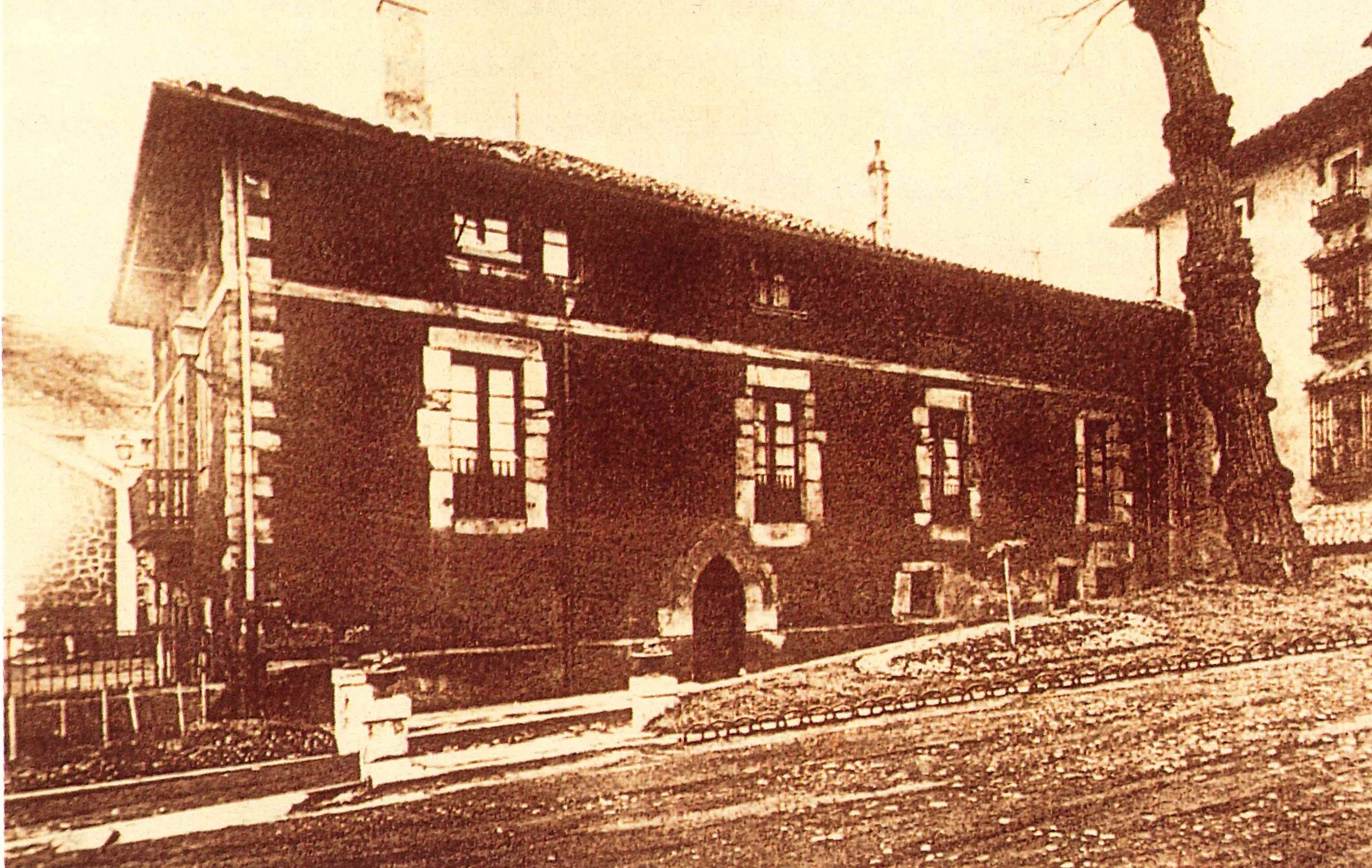 Casa Palacio (Derribada en 1996) destinada al Director. Al lado Fabricacoechea, destinada a los trabajadores cualificados