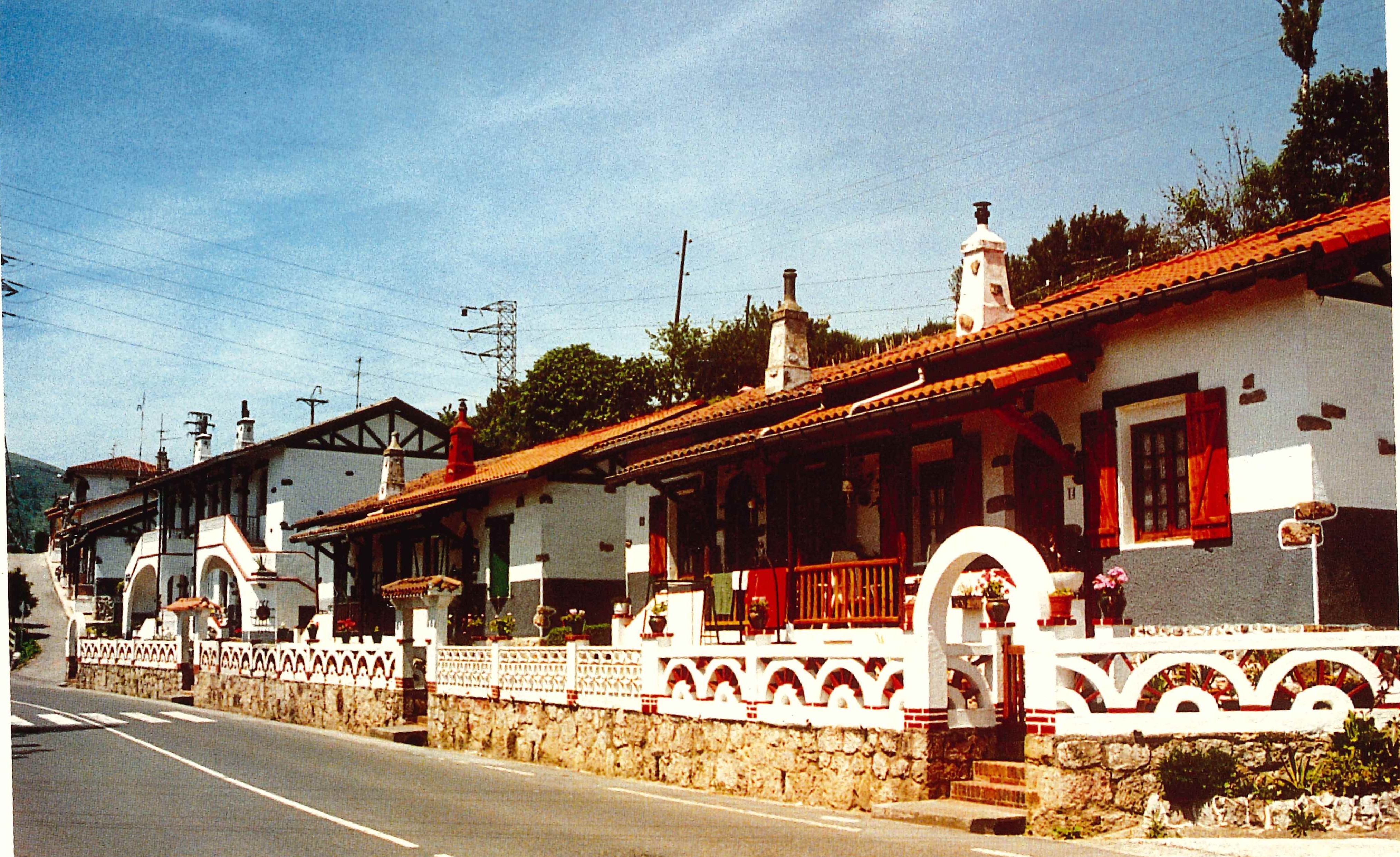 Casas bifamiliares construidas por la empresa en los cuarenta para los trabajadores