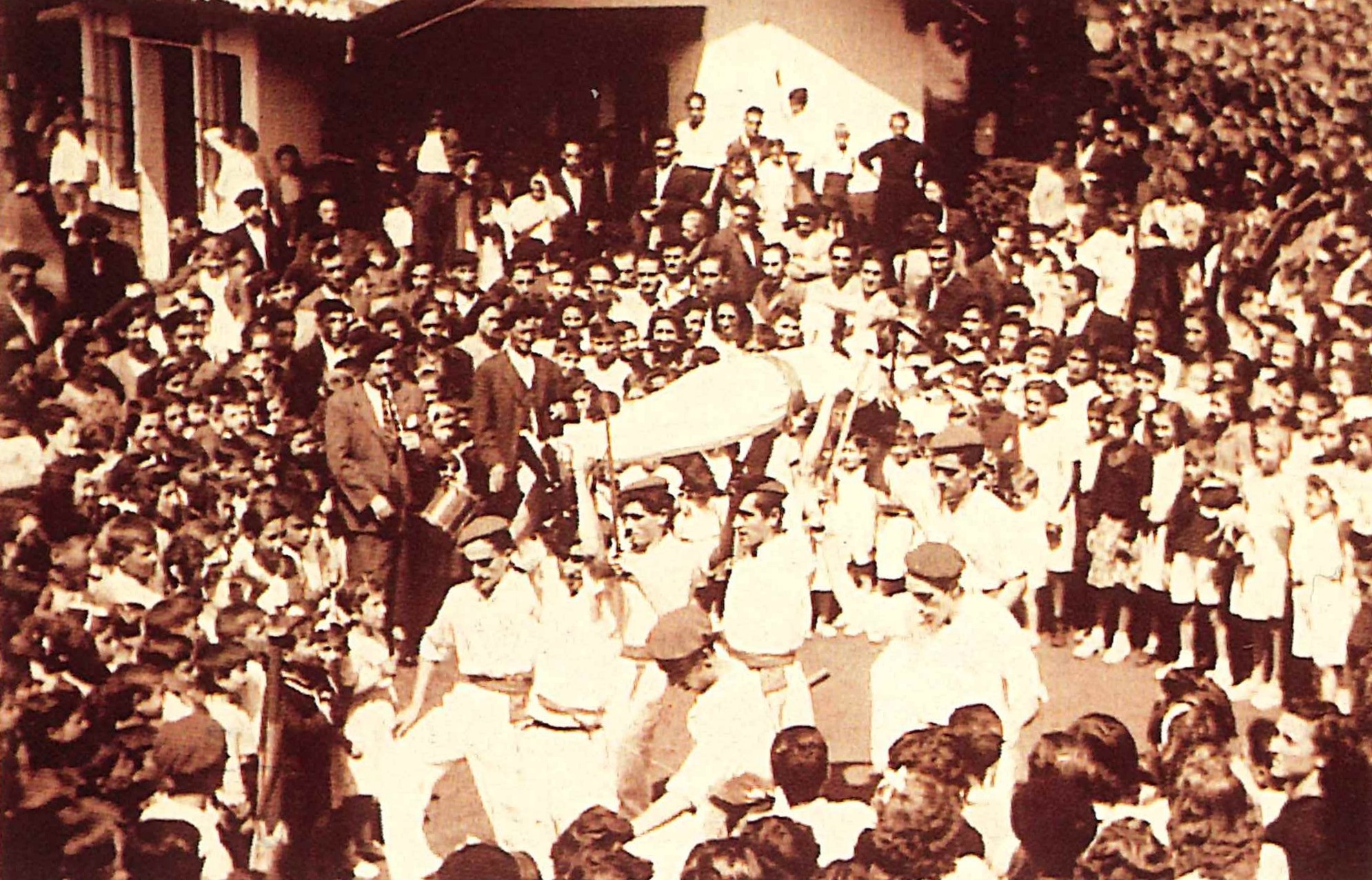 Celebración de Santa Ana con dantzrais del barrio