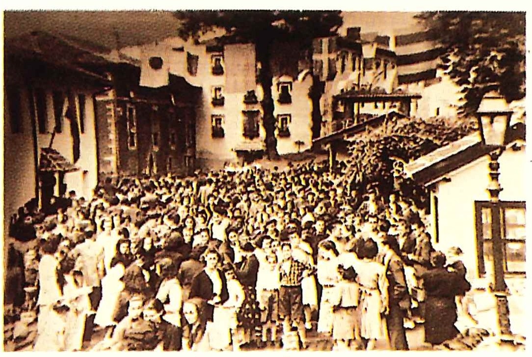 Entrada a la fábrica. A la derecha el control de la báscula, detrás los comedores, de frente el costado de fabricacoechea, pegante con la cada palacio. A la izquierda, las oficinas