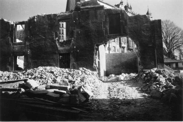 El frontis del fronton formado en el zaguan, llamado el rebotillo, es iluminado por el sol