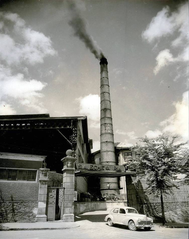 Entrada principal de la fábrica de Recalde en Begoña. Foto S.A. Echevarria