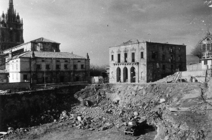 Los operarios empiezan su labor. El tejado empieza a desaparecer