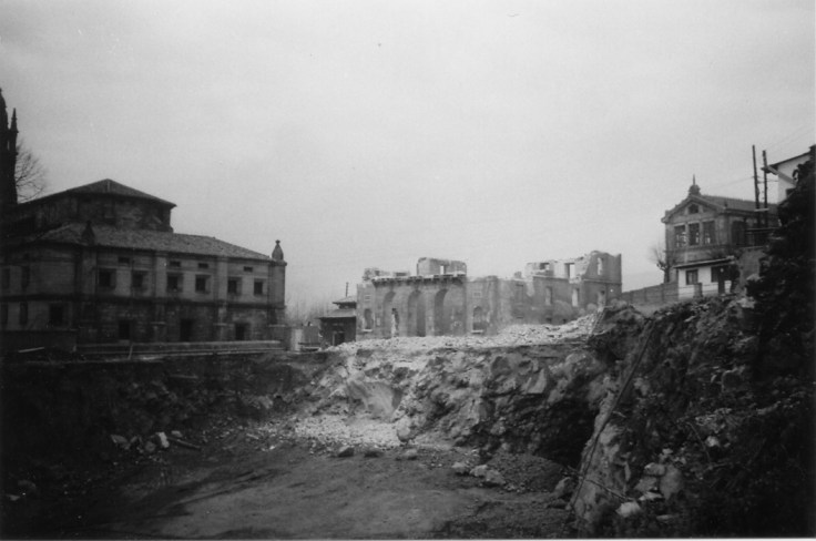 Solo quedan los muros del primer piso, los arcos del rebotillo y el buzón de correos