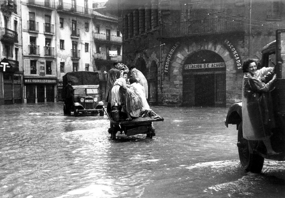 Imagen de las inmediaciones del exterior de la estación durante las inundaciones de 1953