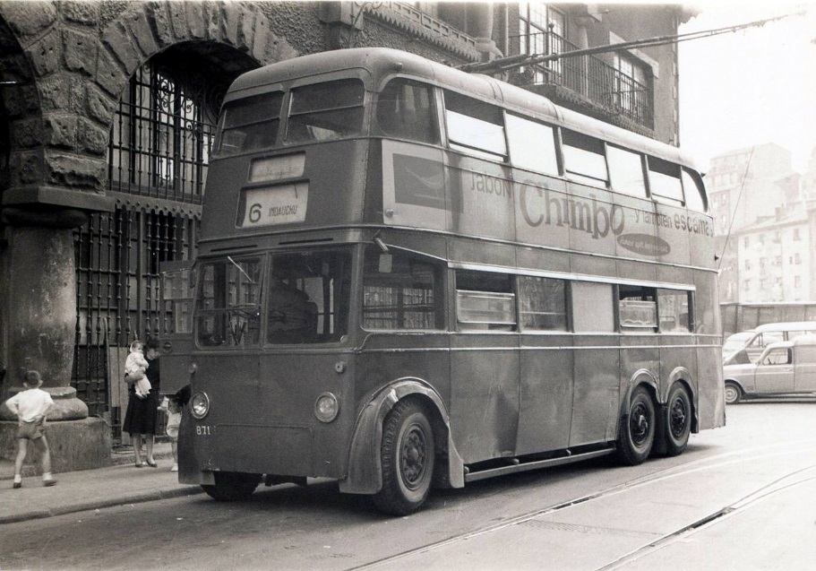 Un trolebus circula delante de la estación de Atxuri en 1963