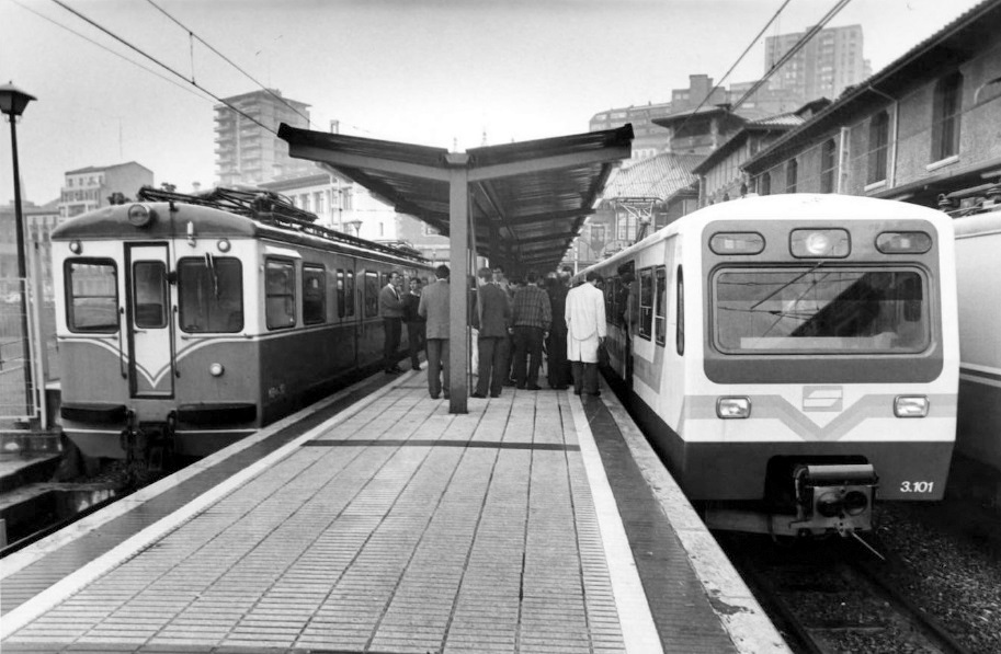 Unos usuarios esperan al tren en 1988