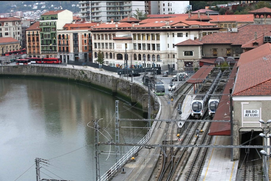 Vista de la línea ferroviaria que acaba en la estación bilbaína (2016)