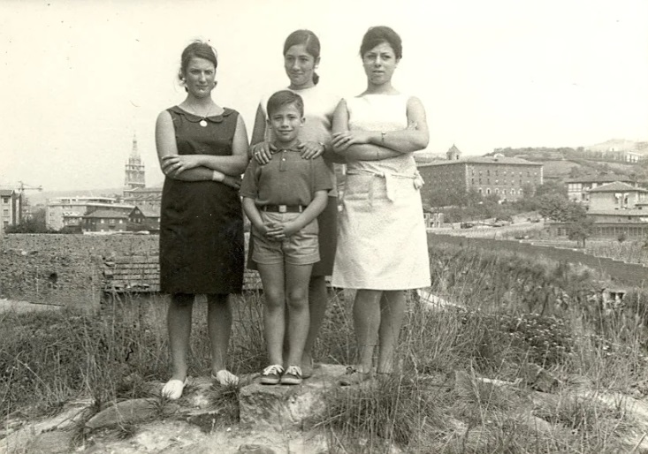 Hacia Enrique Ibarreta tirando hacia Basarrate 1966. A la izquierda La Basílica. A la derecha Santa Mónica. Y un poquito mas a la derecha el Sindicato agrícola y ganadero de Begoña