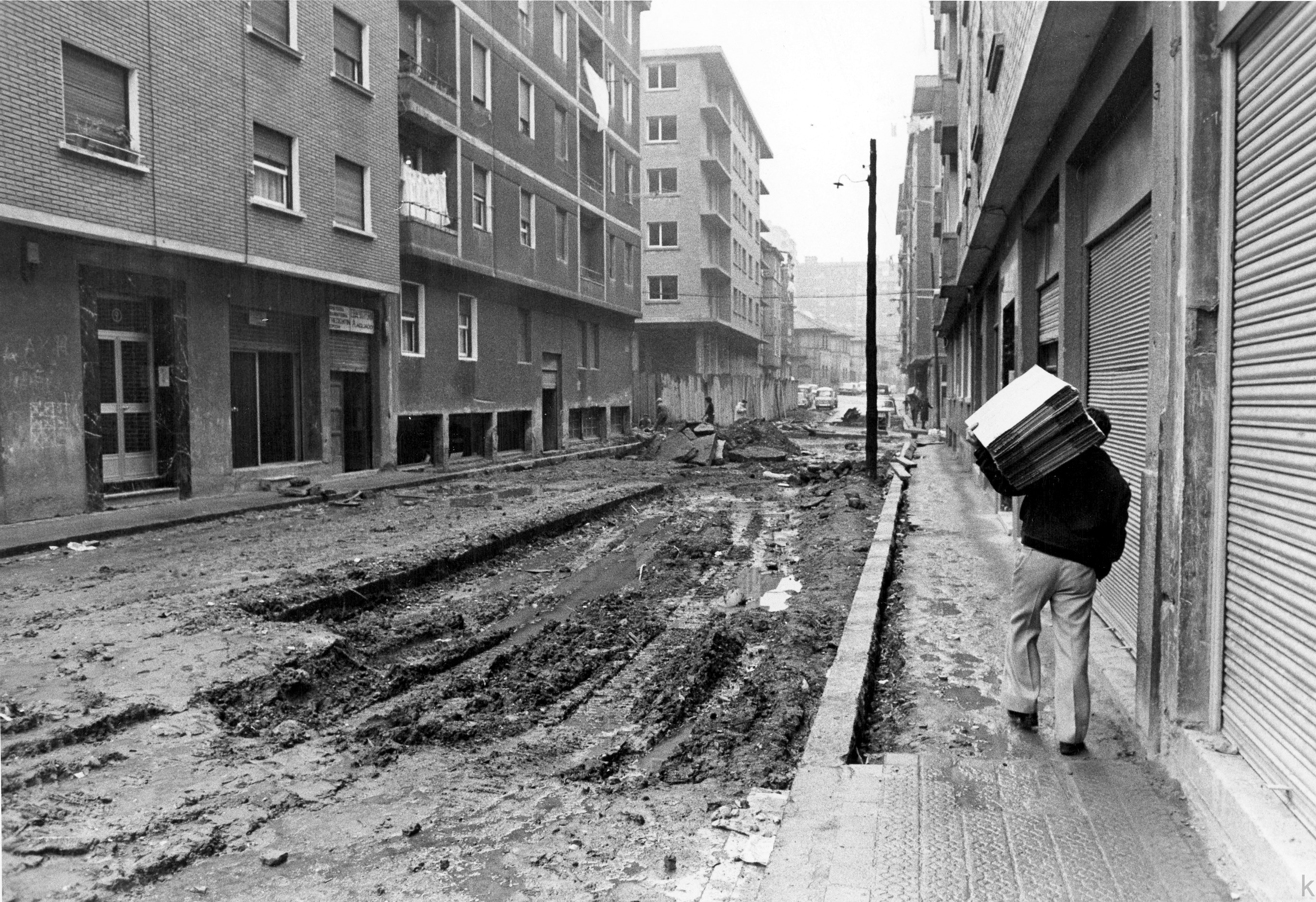 Obras en la calle Santa Lucía del barrio de Santutxu de Bilbao. 1977-01