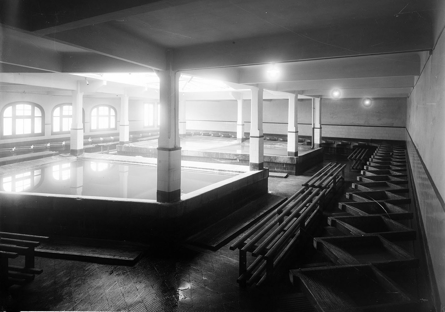 Interior del Lavadero Municipal de Atxuri de Bilbao. Ca. década 1940