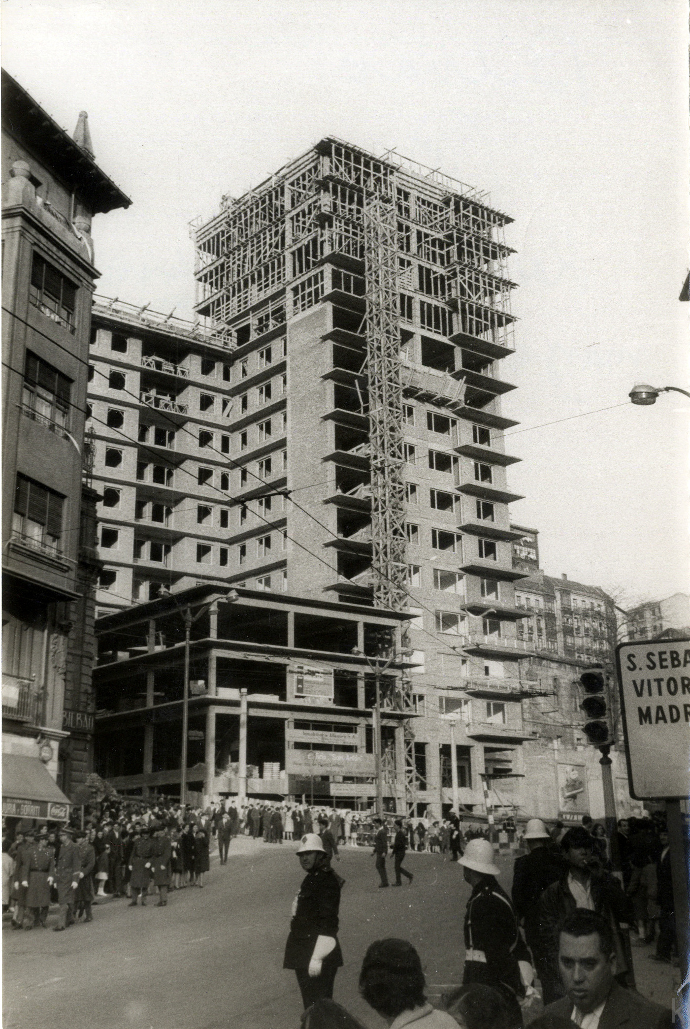 Plazuela de los Santos Juanes. Reverso: Rascacielos de Achuri, m