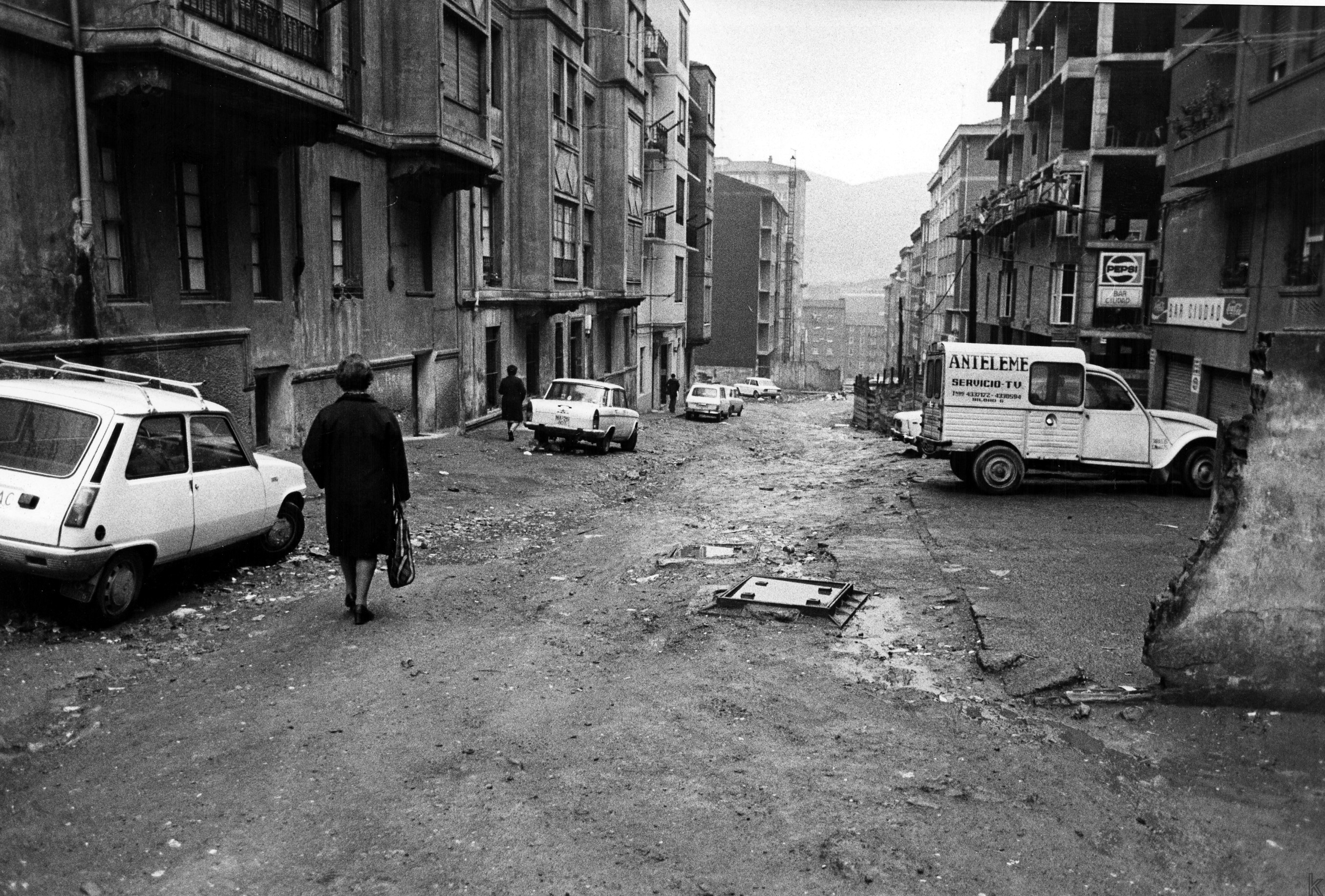 Travesía del Carmelo, actual Luis Luciano Bonaparte de Bilbao.4-1-77. Foto Gras. Bilboko Udal Artxiboa