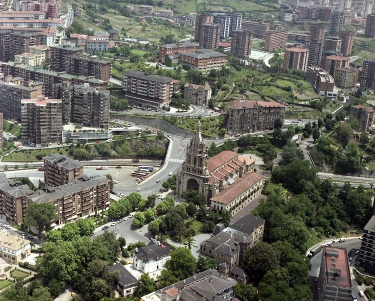Panorámica de Begoña de Bilbao. Vistas de la Basílica de Nuestra Señora de Bilbao. 1987-06-25. Foat. Bilboko udal artxiboa