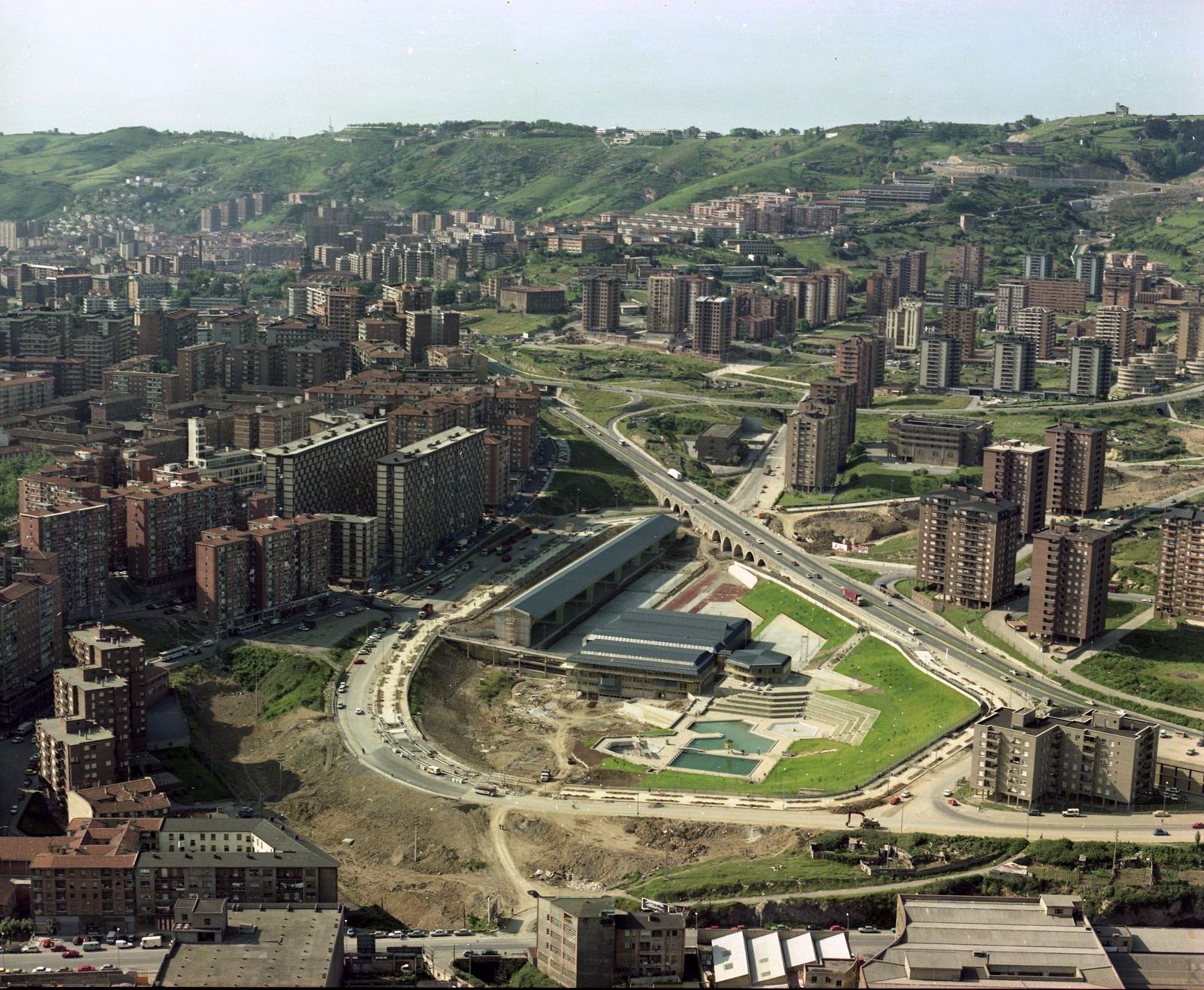 Polideportivo de Txurdinaga en construcción. 1984-06-26. Foat. Bilboko udal artxiboa