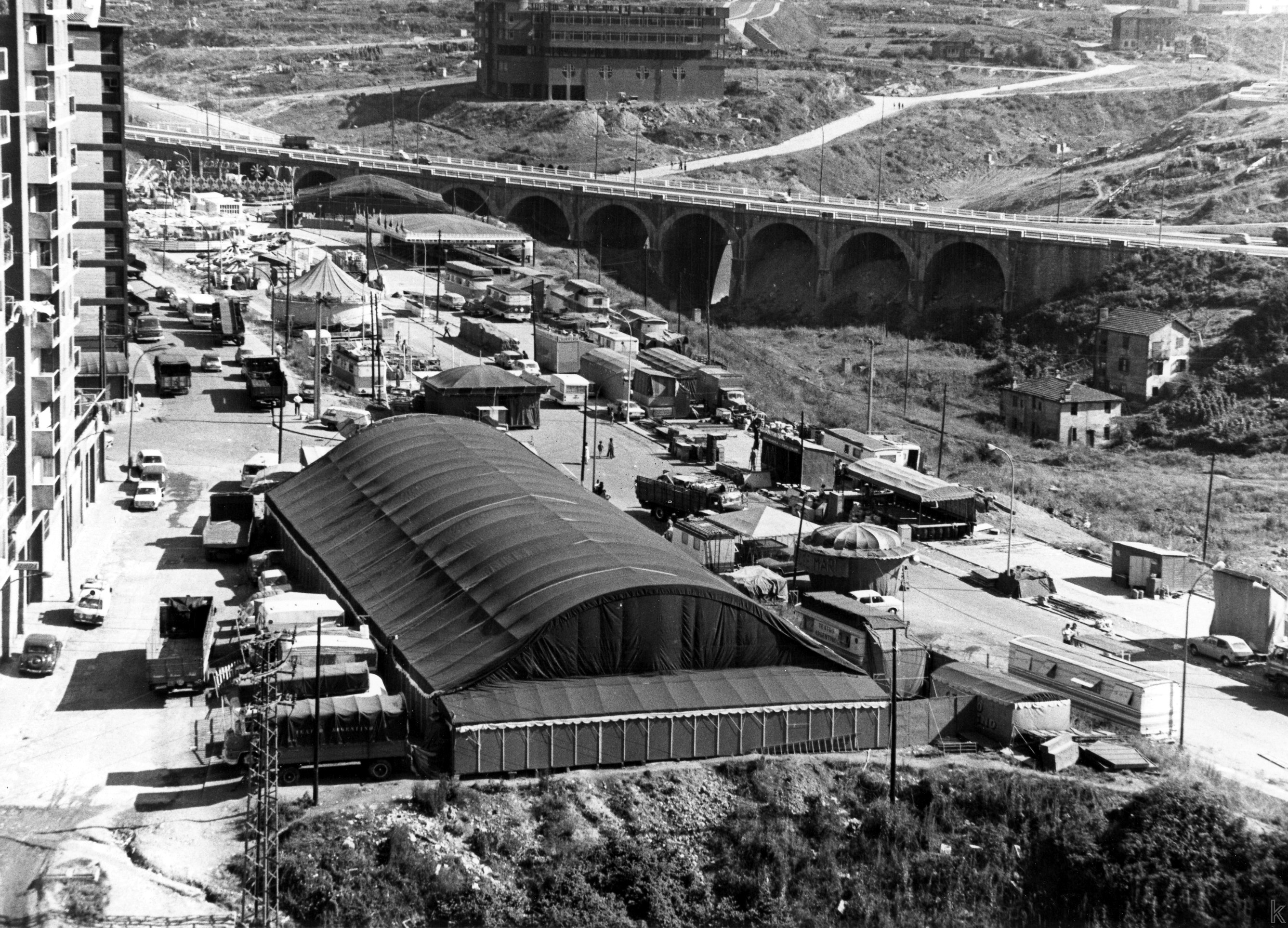 Recinto ferial de barracas 13-8-74. Foto Cecilio Hijo. Bilboko Udal Artxiboa