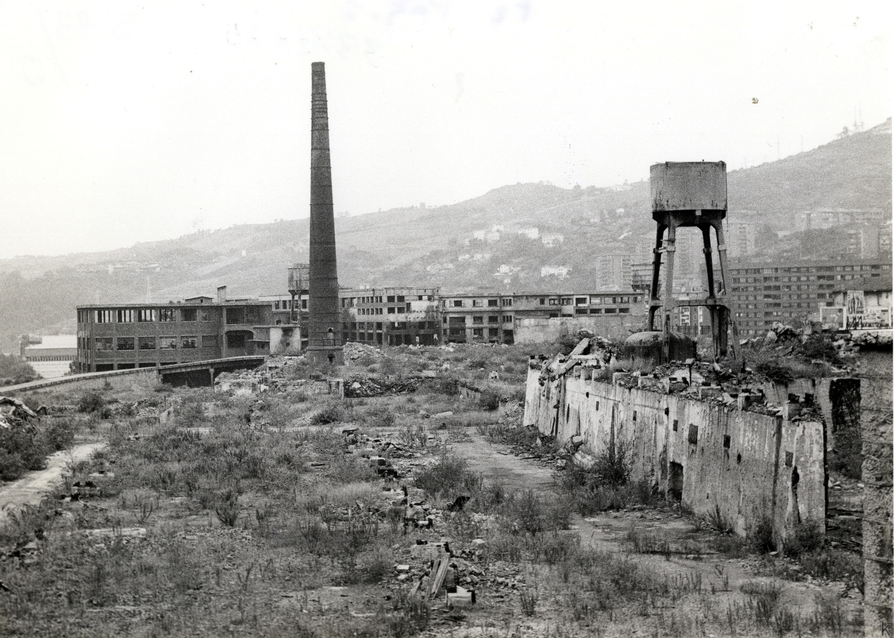 Restos de la Fábrica Echevarria 1987-09-23. Foto. Betargui. Cristobal Fernández Sánchez. Udal artxibo historikoa