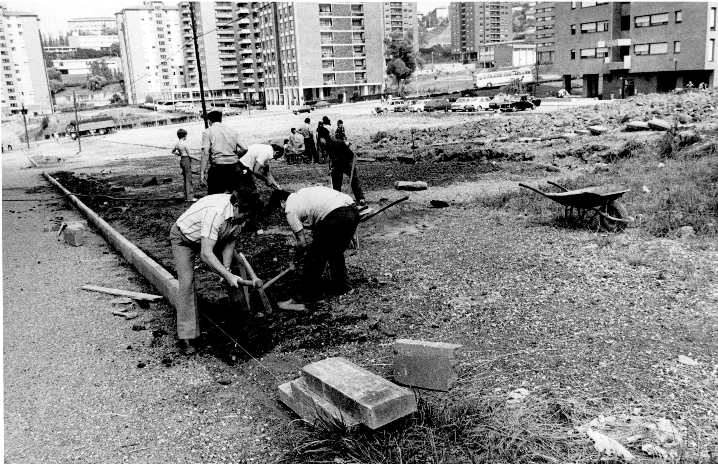 Txurdinaga, actuales jardines Garai. Reverso: Los vecinos constr