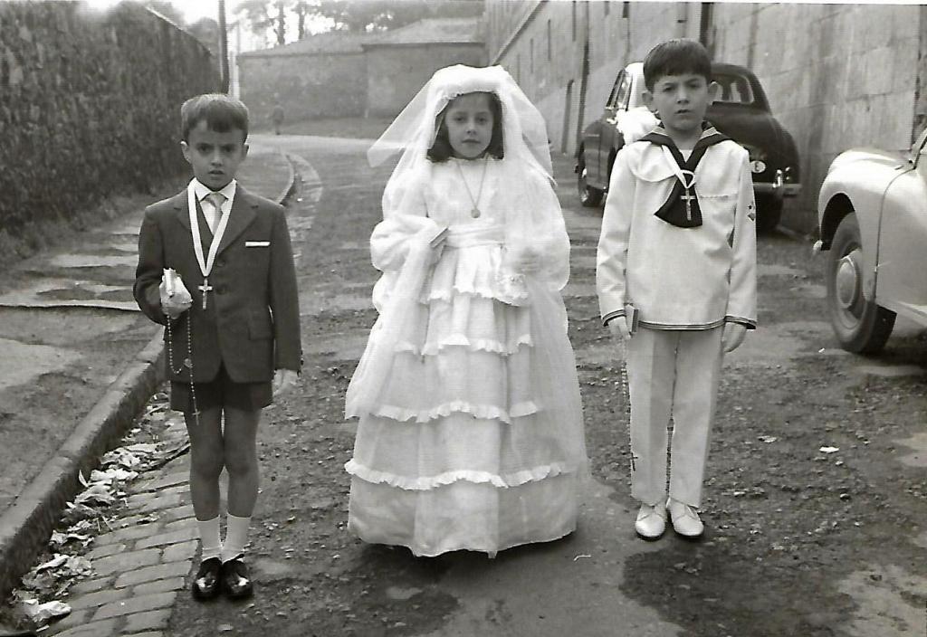 La imagen tiene un atributo ALT vacío; su nombre de archivo es 1o-de-mayo-1963.-calle-carmelo.-dia-de-comuniones.jpg