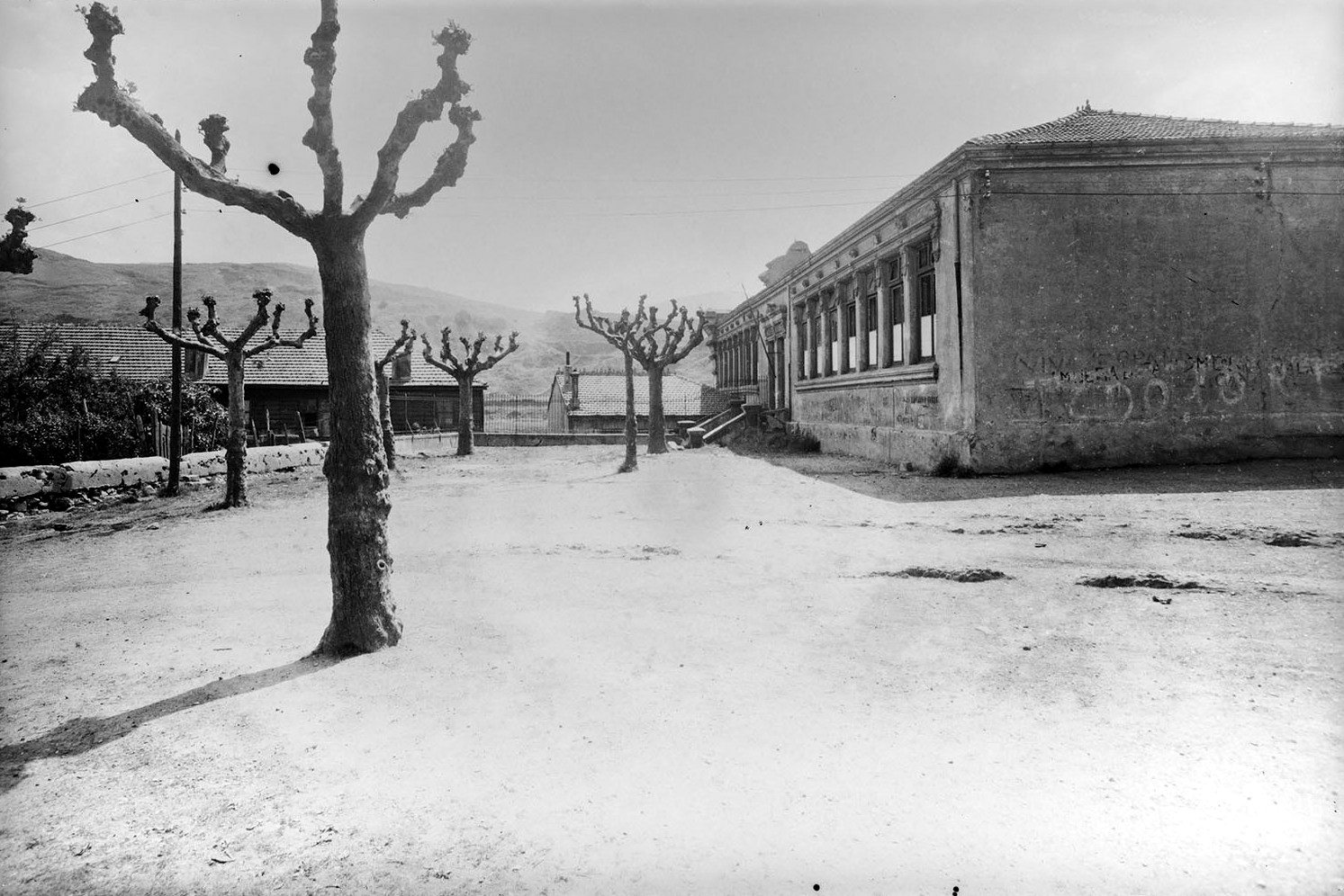 Escuela Bolueta de Bilbao, ya desaparecida, en Avenida Miraflores. 1947
