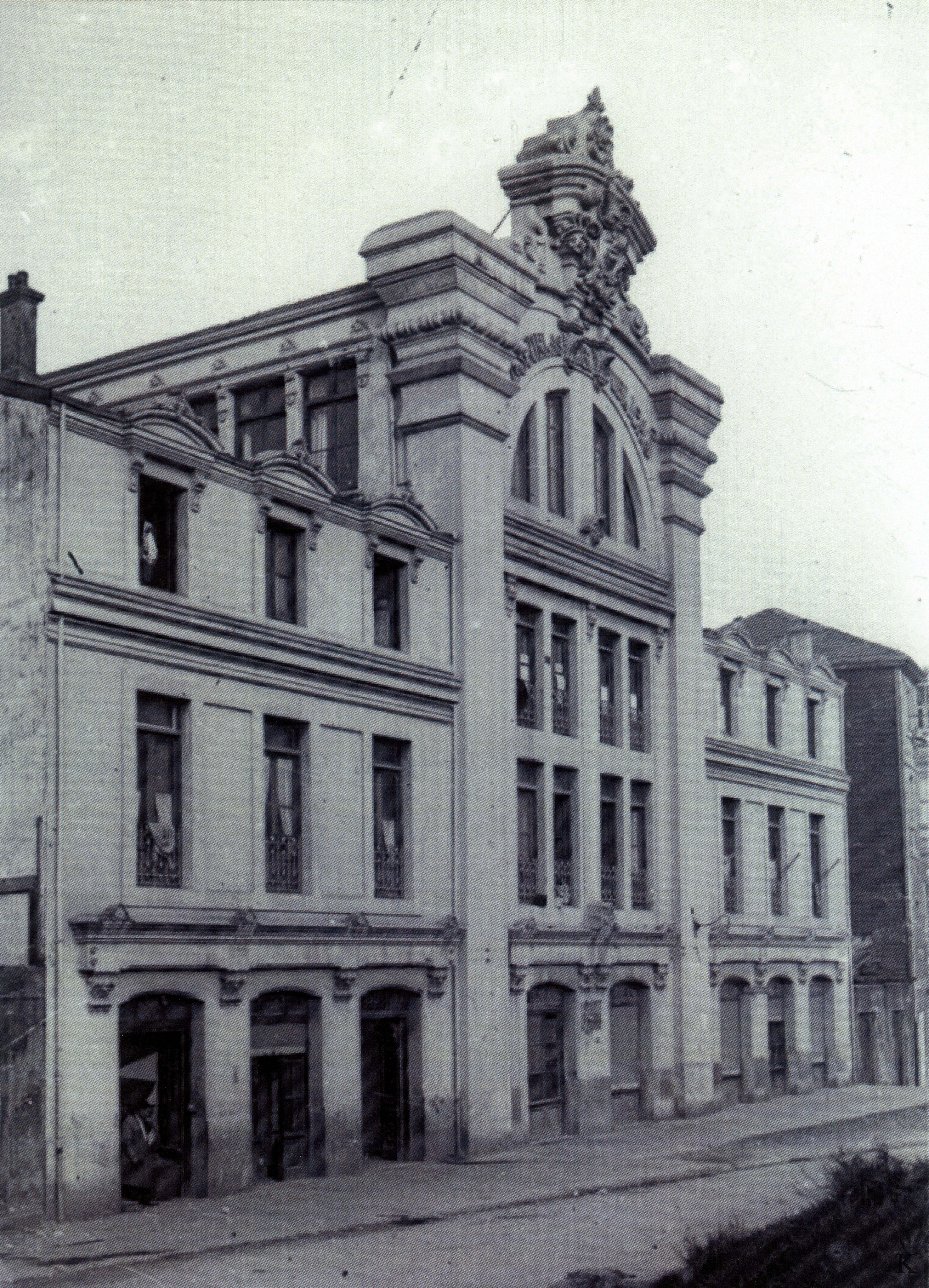 Escuela Bolueta situada en Avenida Miraflores de Bilbao. Ca. 195