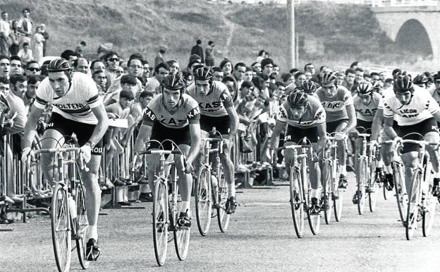 11-3-1971 Antes del Criterium de Txurdinaga, Ocaña y Merckx dieron una vuelta al circuito con los corredores infantiles de la SVAC,
