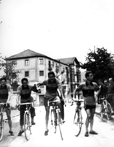 La imagen tiene un atributo ALT vacío; su nombre de archivo es 3-ciclistas-junto-a-la-parrita.jpg