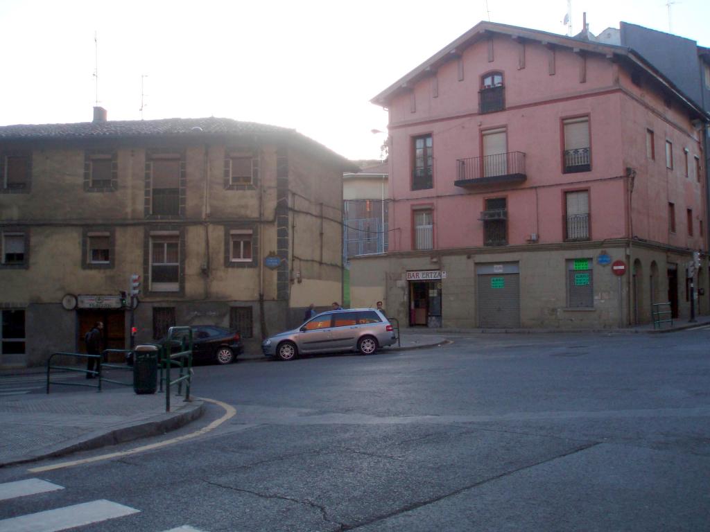 La imagen tiene un atributo ALT vacío; su nombre de archivo es sagarminaga-con-pintor-losada.jpg