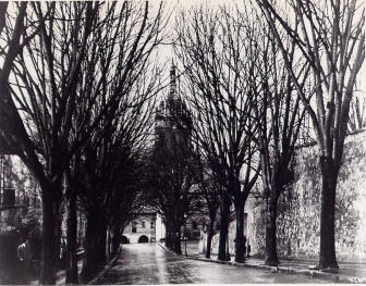 entre 1960 y 1965 en blanco y negro se ve, a la izquierda, como dato curioso que indica su antigüedad, el alero del tejado y el balcón del restaurante -El Cocinero- que después pasó a la calle Zurbaran.