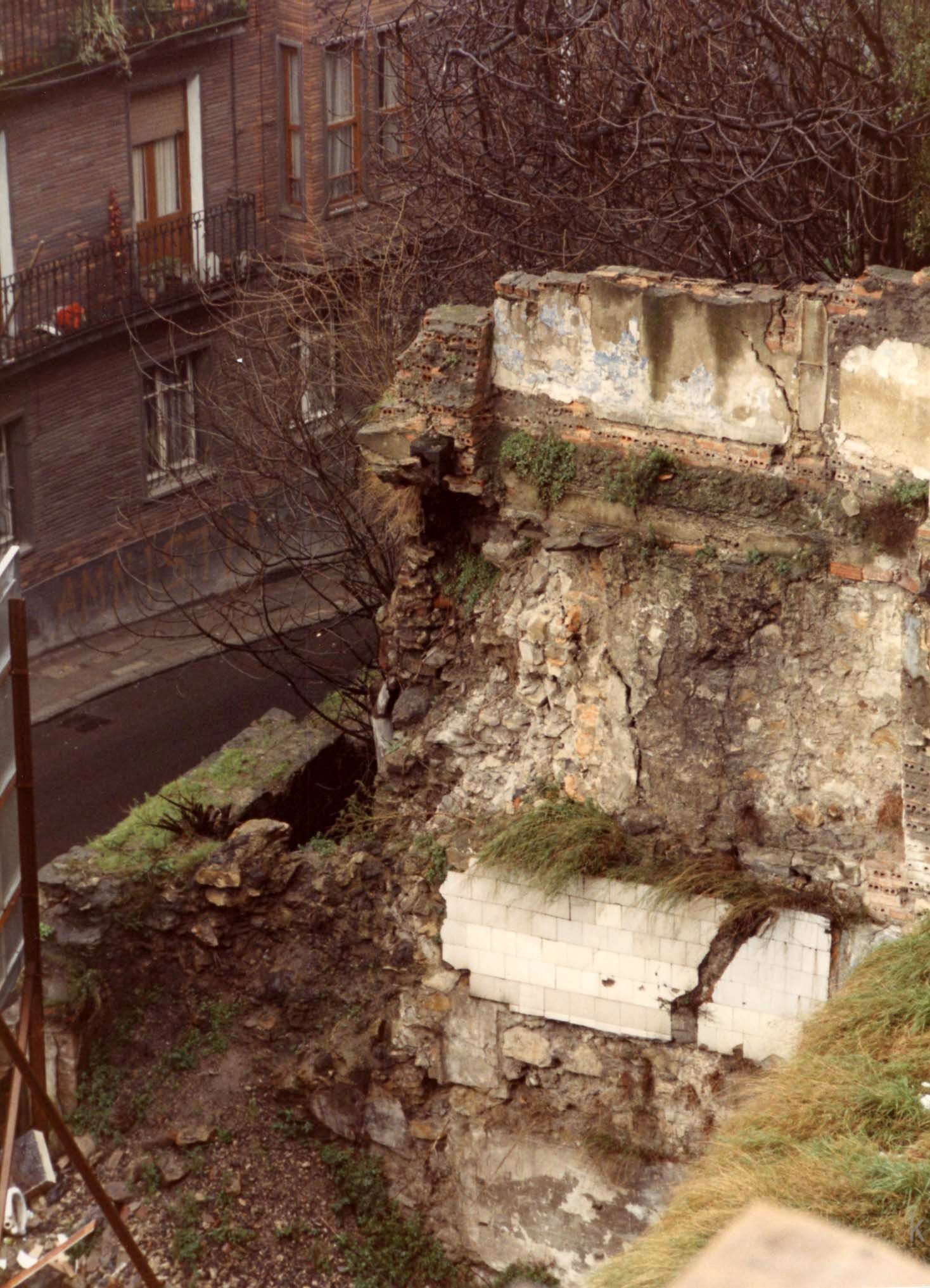 Ruinas en un solar de la calle Zabalbide Ca 1987Archivo Municipal de Bilbao. Fondo Ayto de Bilbao.