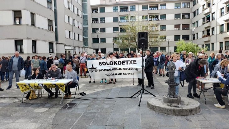 Vecinos de Solokoetxe pidiendo soluciones de accesibilidad para el barrio tras el cierre del ascensor Bilbao como has canbiaope